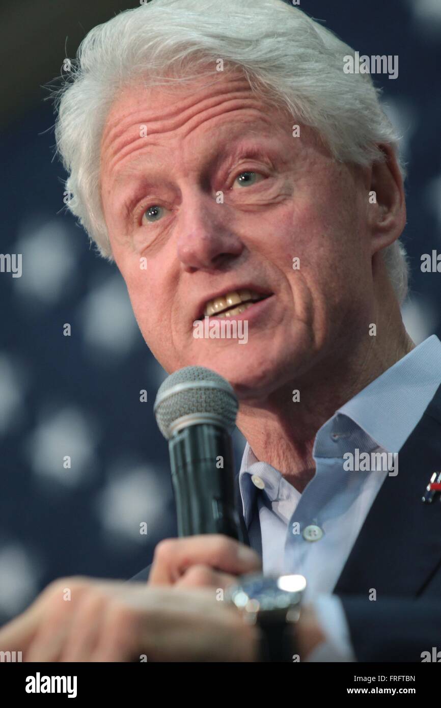 Phoenix, Arizona, EE.UU. 21 Mar, 2016. El ex presidente Bill Clinton, habla en un mitin de campaña para su esposa, candidato presidencial demócrata Hillary Clinton en Carl Hayden High School, 21 de marzo de 2016 en Phoenix, Arizona. Foto de stock