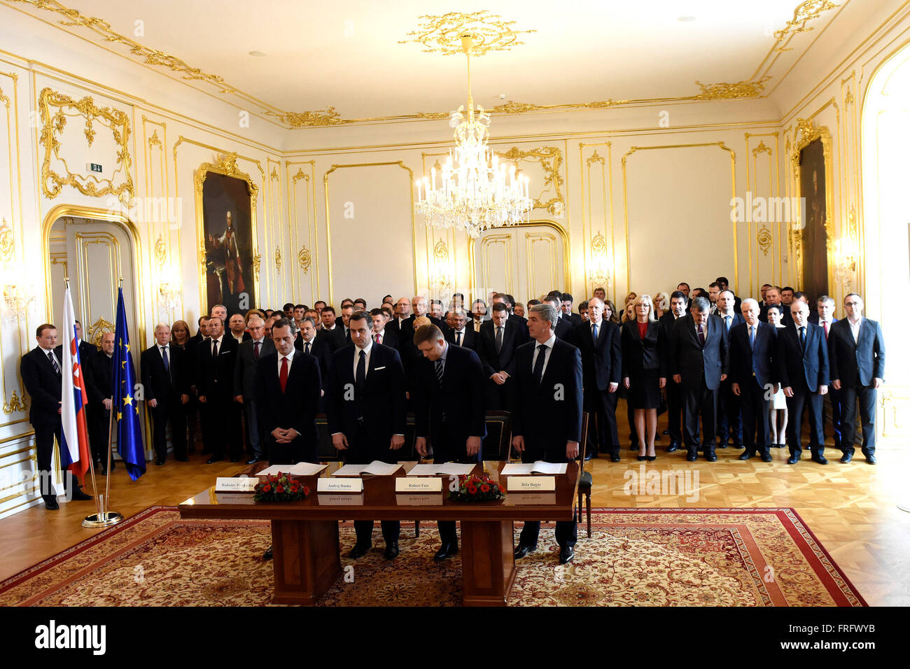 Bratislava, Eslovaquia. 22 Mar, 2016. Los presidentes de los cuatro partidos políticos eslovacos (desde la izquierda) Radoslav Prochazka, Andrej Danko, Robert Fico, Bela Bugar firmaron hoy un acuerdo de coalición tras las elecciones generales recientes. El primer ministro Robert Fico's Smer-Social democracia (Smer-SD) tendrá la mayor representación en el gobierno en Bratislava, Eslovaquia, 22 de marzo de 2016. © Martin Mikula/CTK Foto/Alamy Live News Foto de stock