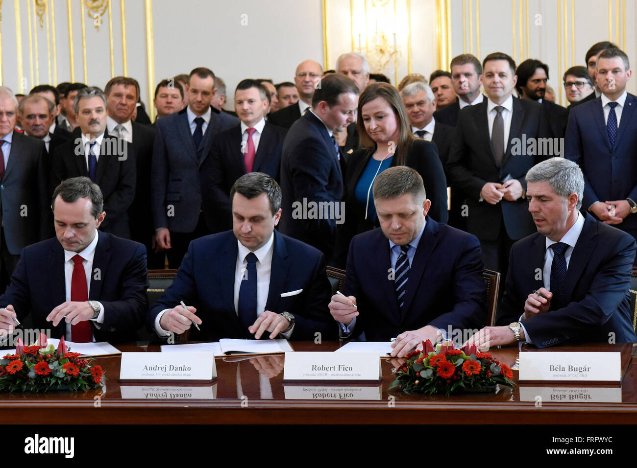 Bratislava, Eslovaquia. 22 Mar, 2016. Los presidentes de los cuatro partidos políticos eslovacos (desde la izquierda) Radoslav Prochazka, Andrej Danko, Robert Fico y Bela Bugar firmaron hoy un acuerdo de coalición tras las elecciones generales recientes. El primer ministro Robert Fico's Smer-Social democracia (Smer-SD) tendrá la mayor representación en el gobierno en Bratislava, Eslovaquia, 22 de marzo de 2016. © Martin Mikula/CTK Foto/Alamy Live News Foto de stock