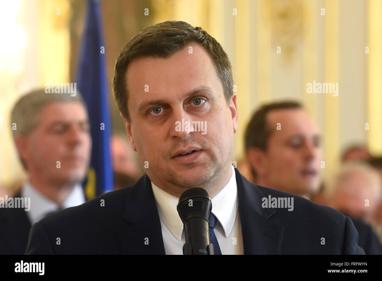 Bratislava, Eslovaquia. 22 Mar, 2016. Los presidentes de los cuatro partidos políticos eslovaco Radoslav Prochazka, Bela Bugar, Robert Fico, Andrej Danko (en la foto) firmaron hoy un acuerdo de coalición tras las elecciones generales recientes. El primer ministro Robert Fico's Smer-Social democracia (Smer-SD) tendrá la mayor representación en el gobierno en Bratislava, Eslovaquia, 22 de marzo de 2016. © Martin Mikula/CTK Foto/Alamy Live News Foto de stock