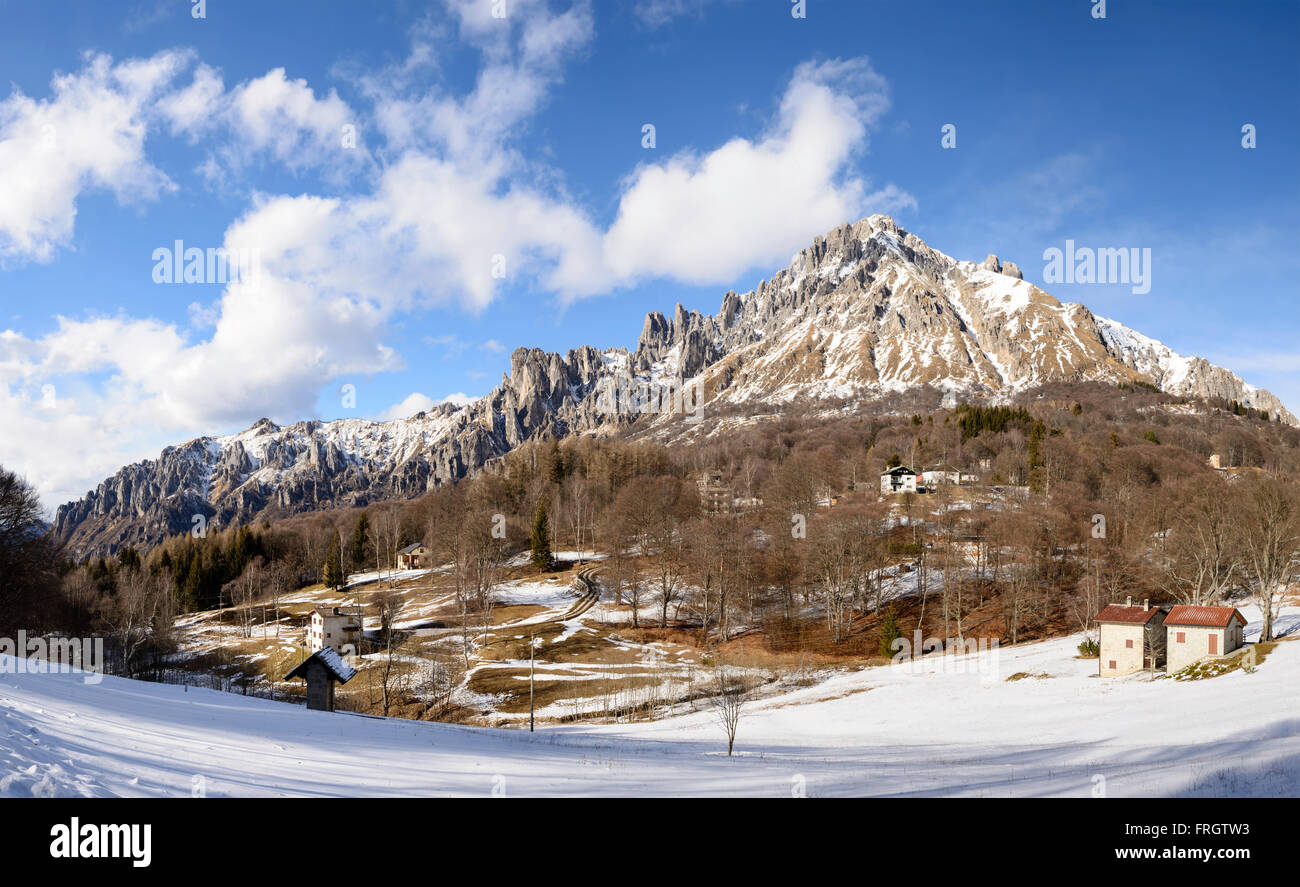 Acantilados rocosos de Grigna pico y Resinelli upland, Italia Foto de stock