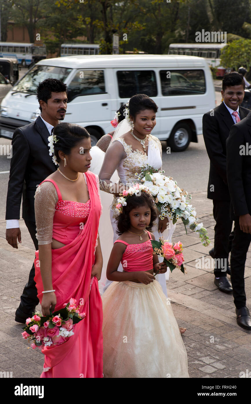 Sri Lanka, Colombo, Lago Beira, Seema Malaka templo, la novia y el novio  llegando para boda Fotografía de stock - Alamy