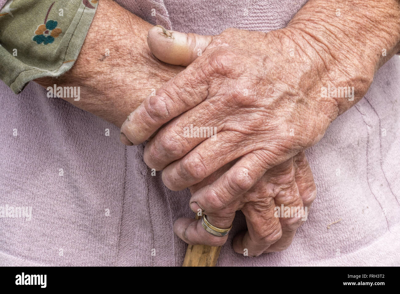 Proceso de Envejecimiento - muy vieja mujer senior manos piel arrugada Foto de stock