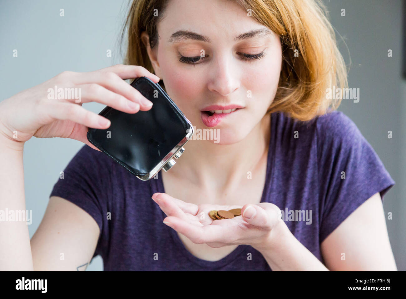 Mujer guardar dinero coin en caja. Foto de stock