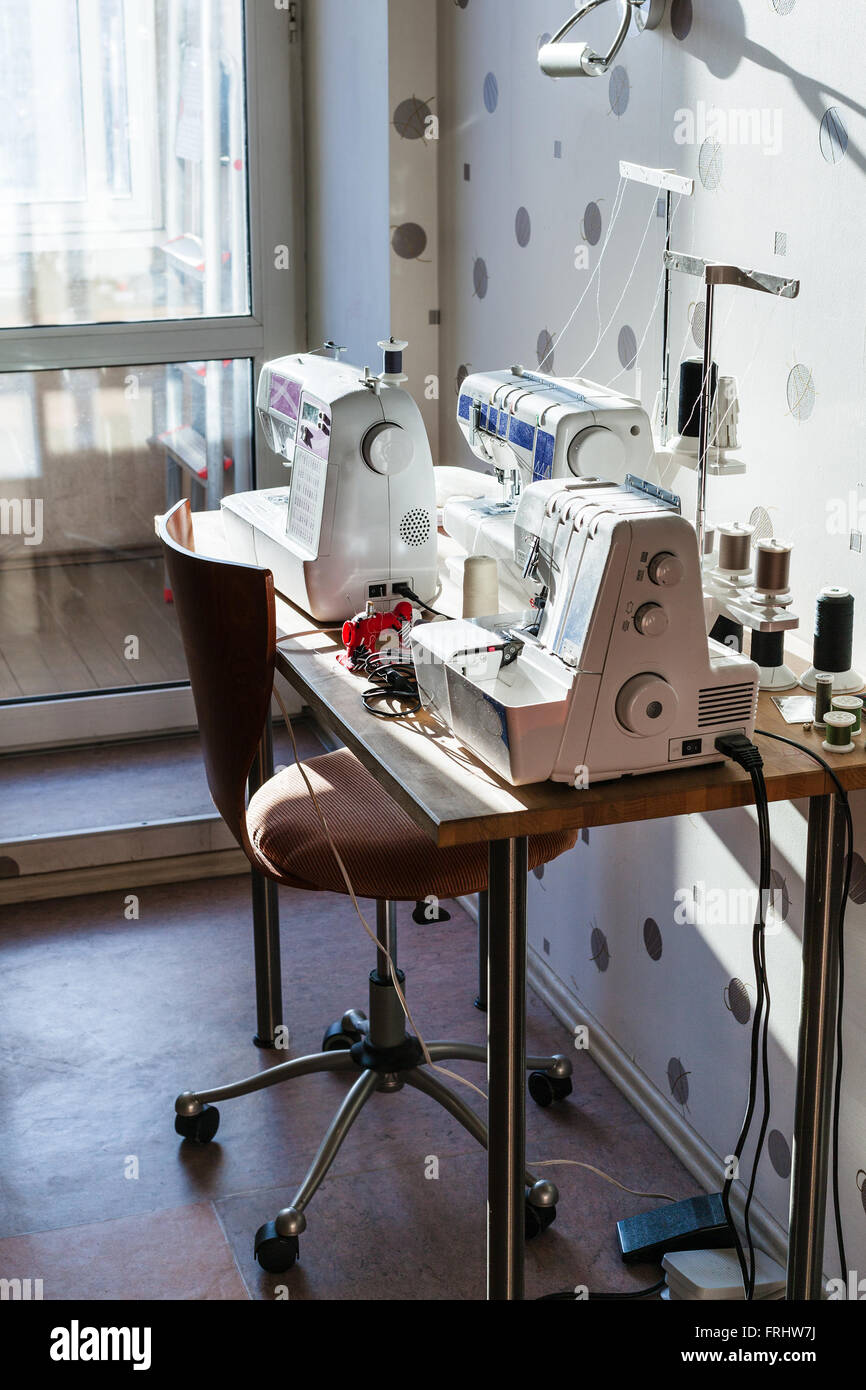 Jugar juegos de computadora proposición Venta ambulante Trabajo de costurera en casa - máquinas de coser y serger en mesa  Fotografía de stock - Alamy