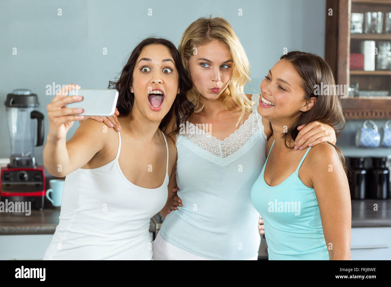 Amigos haciendo caras mientras toma selfie en el teléfono Foto de stock