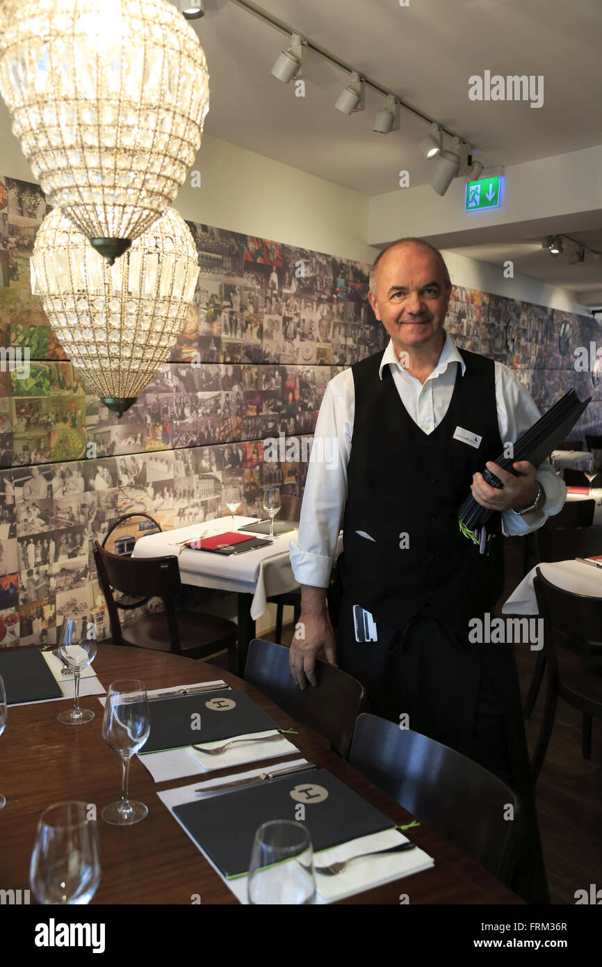 Camarero masculino en HILTL restaurante más antiguo del mundo abren continuamente restaurante vegetariano en Zruich, Suiza Foto de stock