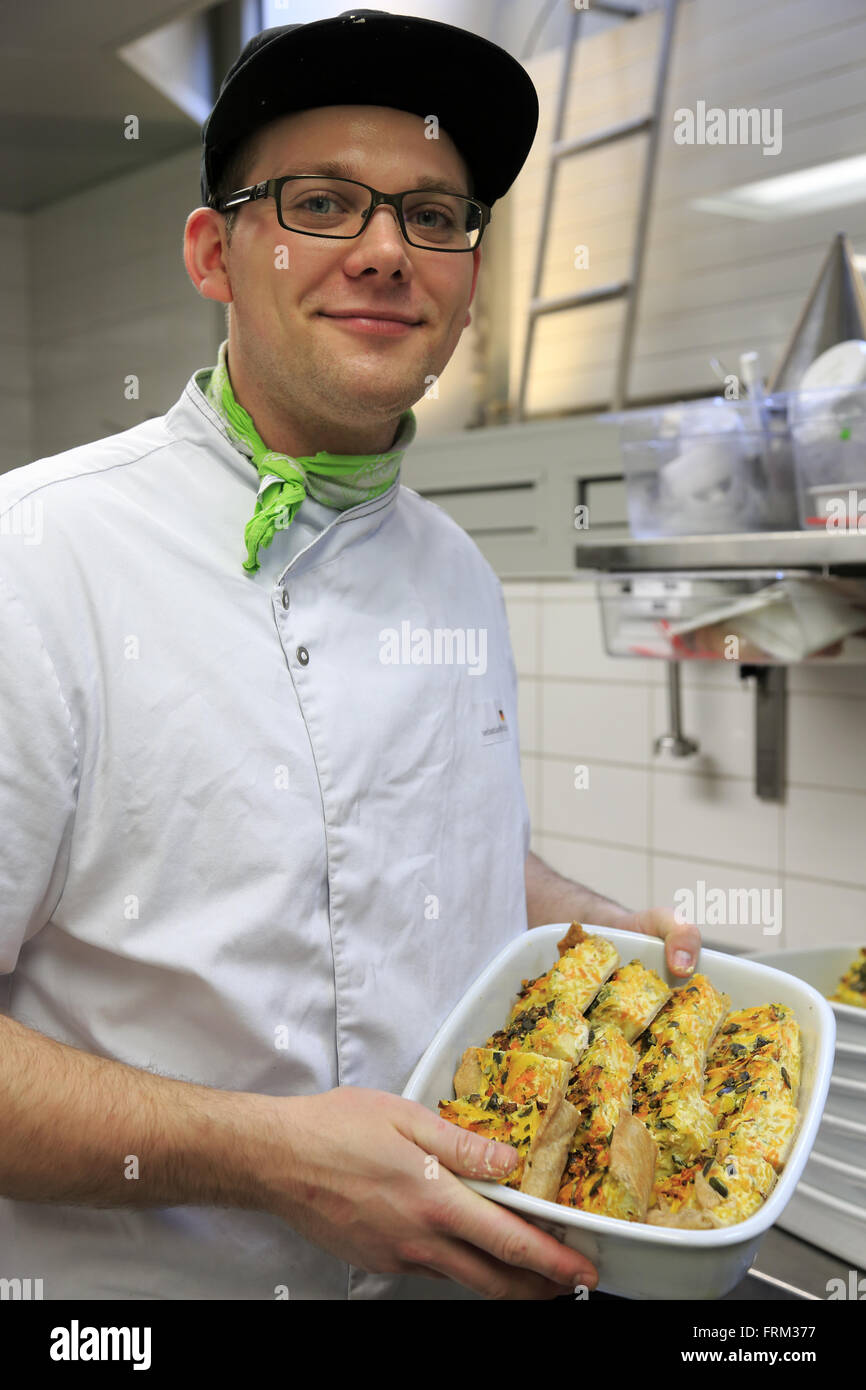 Un personal de cocina trabajando en la cocina del restaurante vegetariano HILTL el más antiguo restaurante vegetariano en el mundo en Zurich. Foto de stock