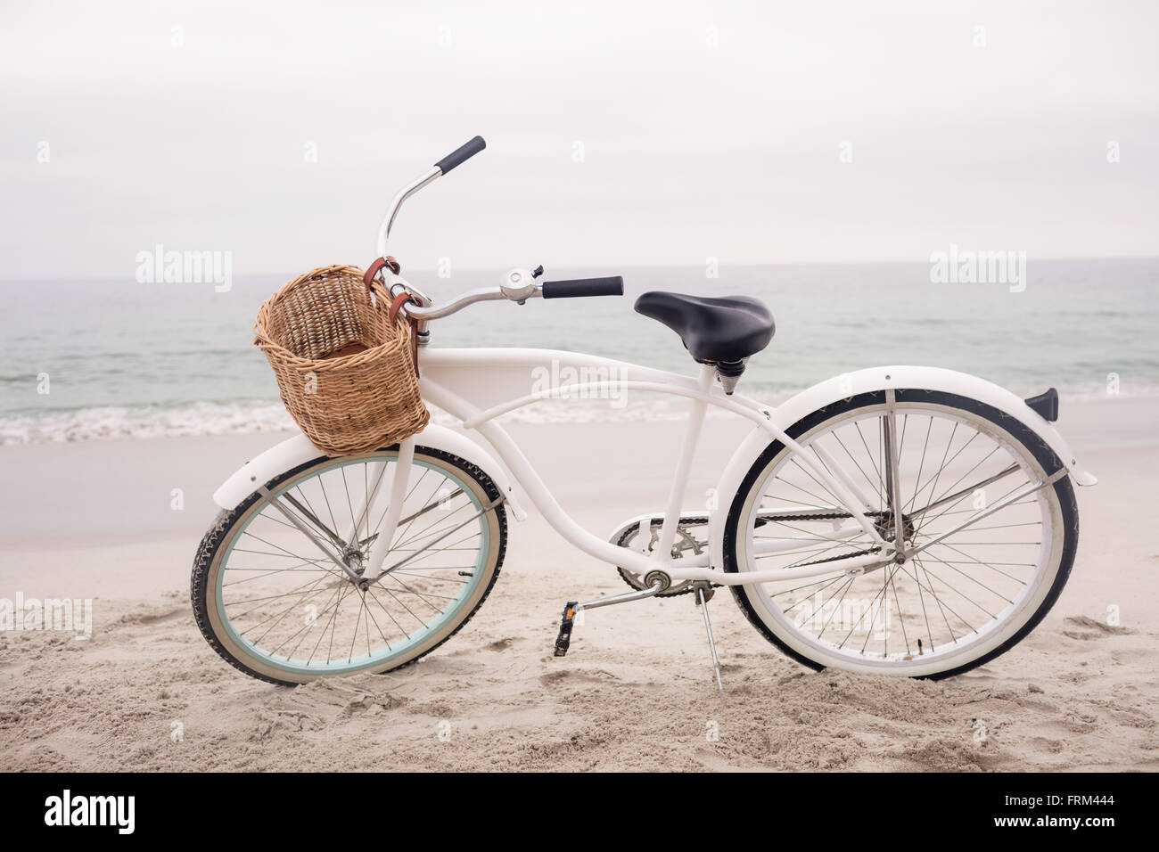 Bicicleta estacionada en la playa Foto de stock