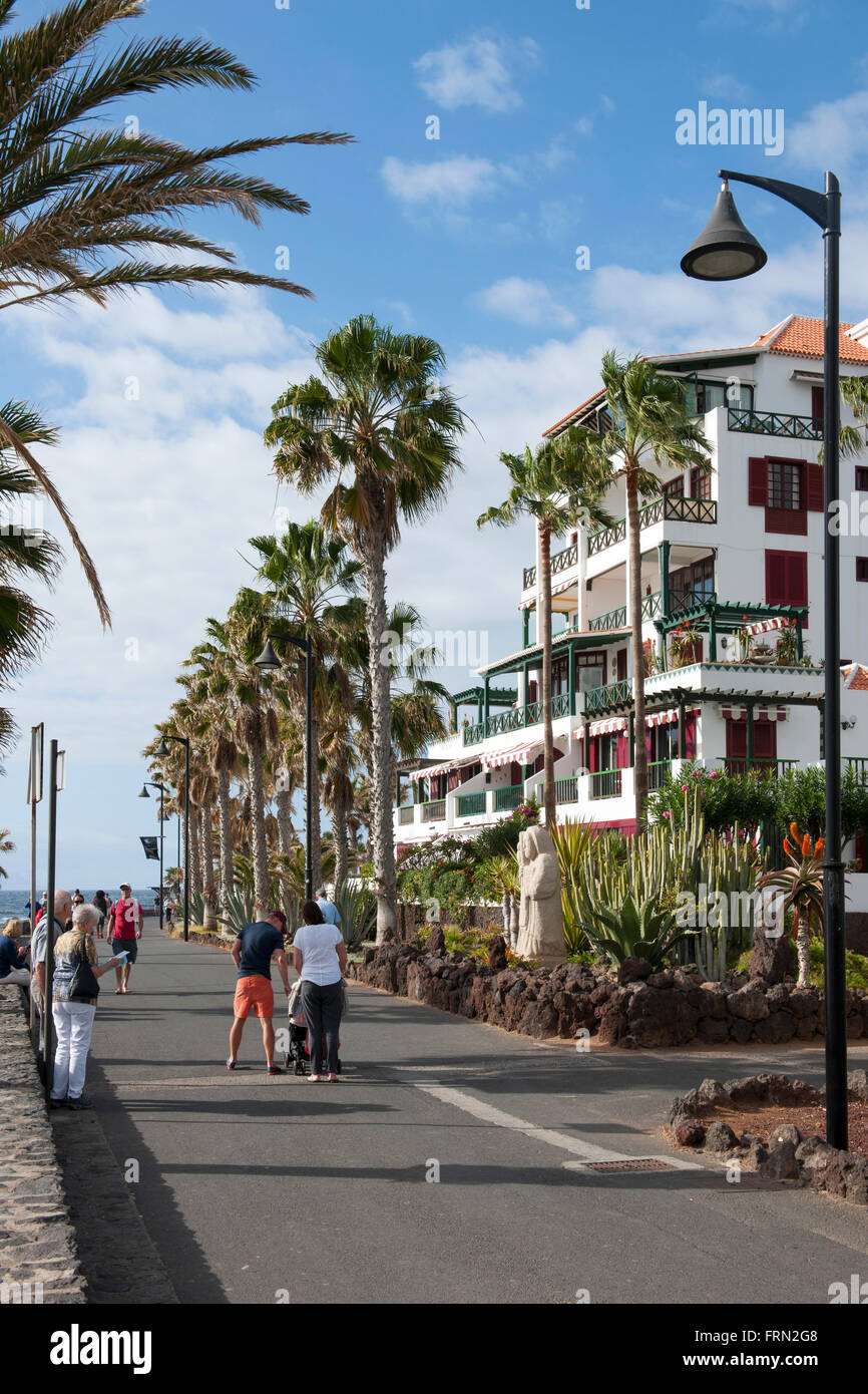 Spanien, Tenerife, Playa de las Americas, Strandpromenade und Apartamentos  Parque Santiago IV an der Avenida Rafael Puig Lluvi Fotografía de stock -  Alamy