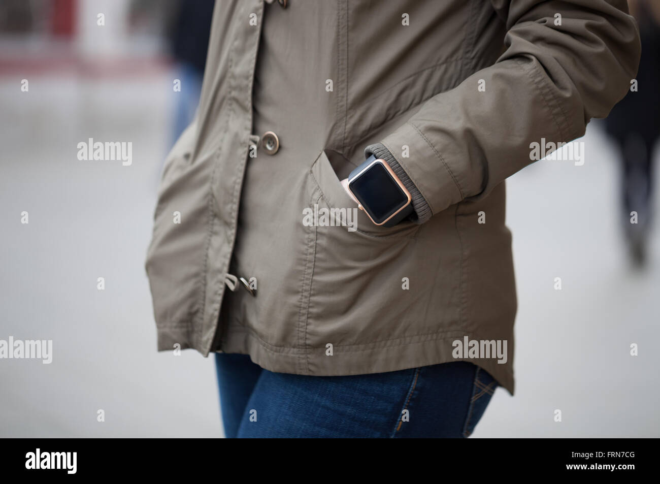 Vestida de smart watch en su mano en la calle. Este nuevo gadget te permite estar siempre conectado a internet y a las redes de medios de comunicación social desde donde quiera Foto de stock