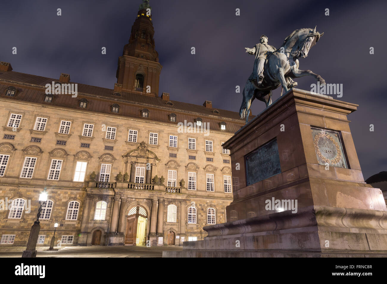 Copenhague, Dinamarca - 22 de marzo de 2016: la sede del parlamento danés Christiansborg Palace por la noche. Foto de stock