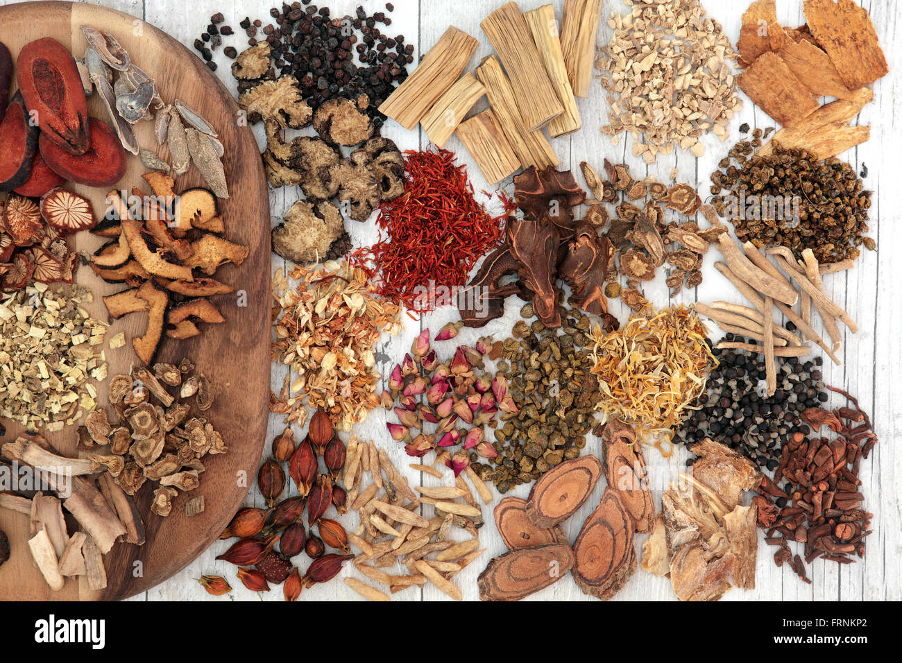 La medicina herbaria china tradicional ingredientes sobre una placa de madera de arce y suelto sobre fondo de madera blanco angustiado. Foto de stock