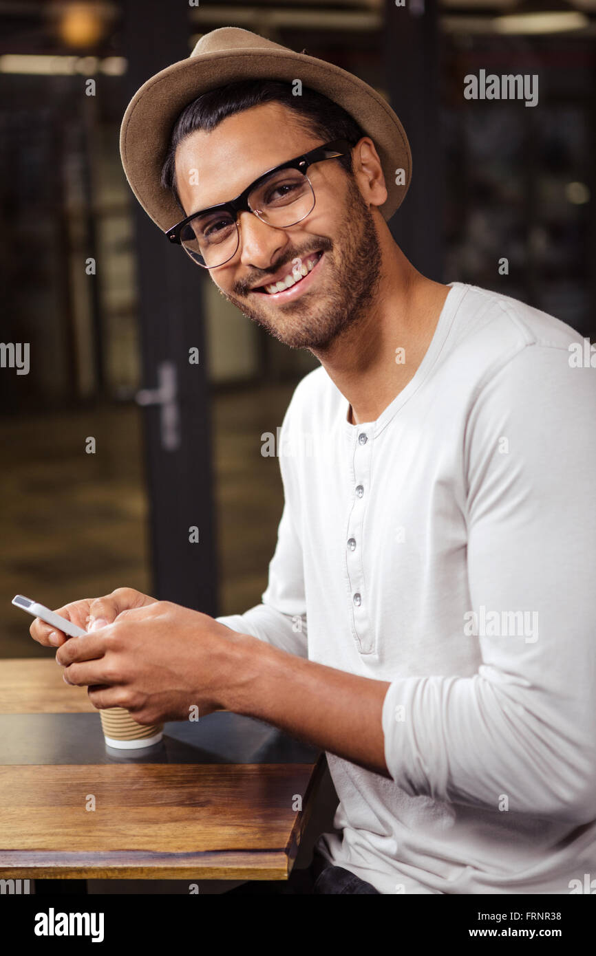 Hombre utilizando su smartphone Foto de stock