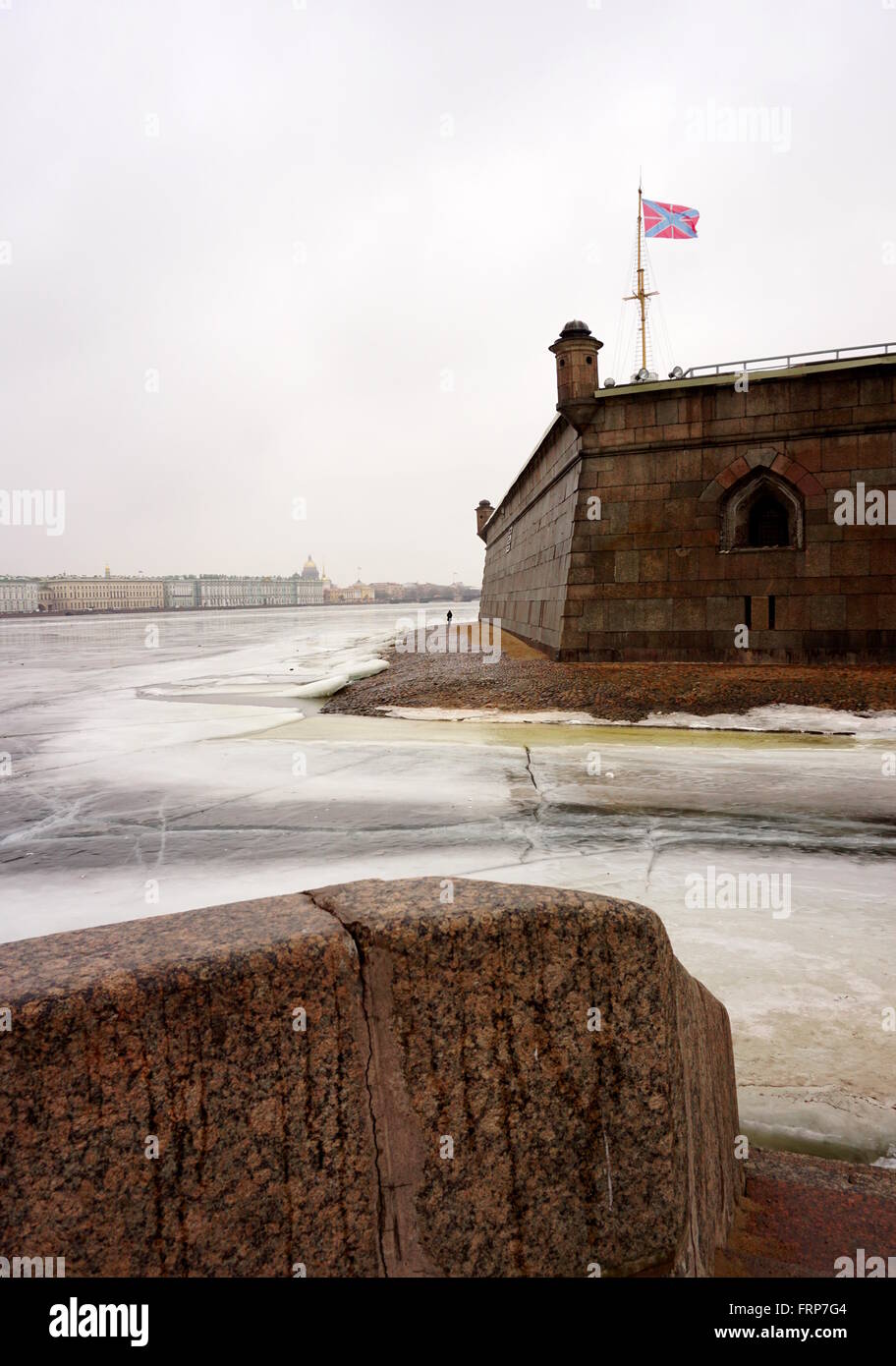 Río Neva, en San Petersburgo, en invierno Foto de stock