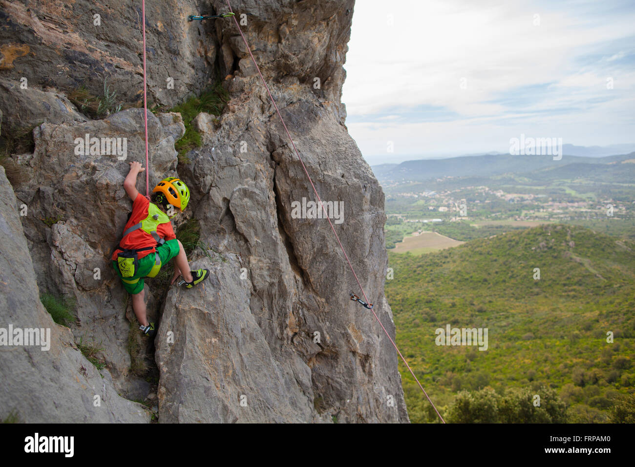 Un niño de 3 años de edad, la escalada en Córcega, Francia. Foto de stock
