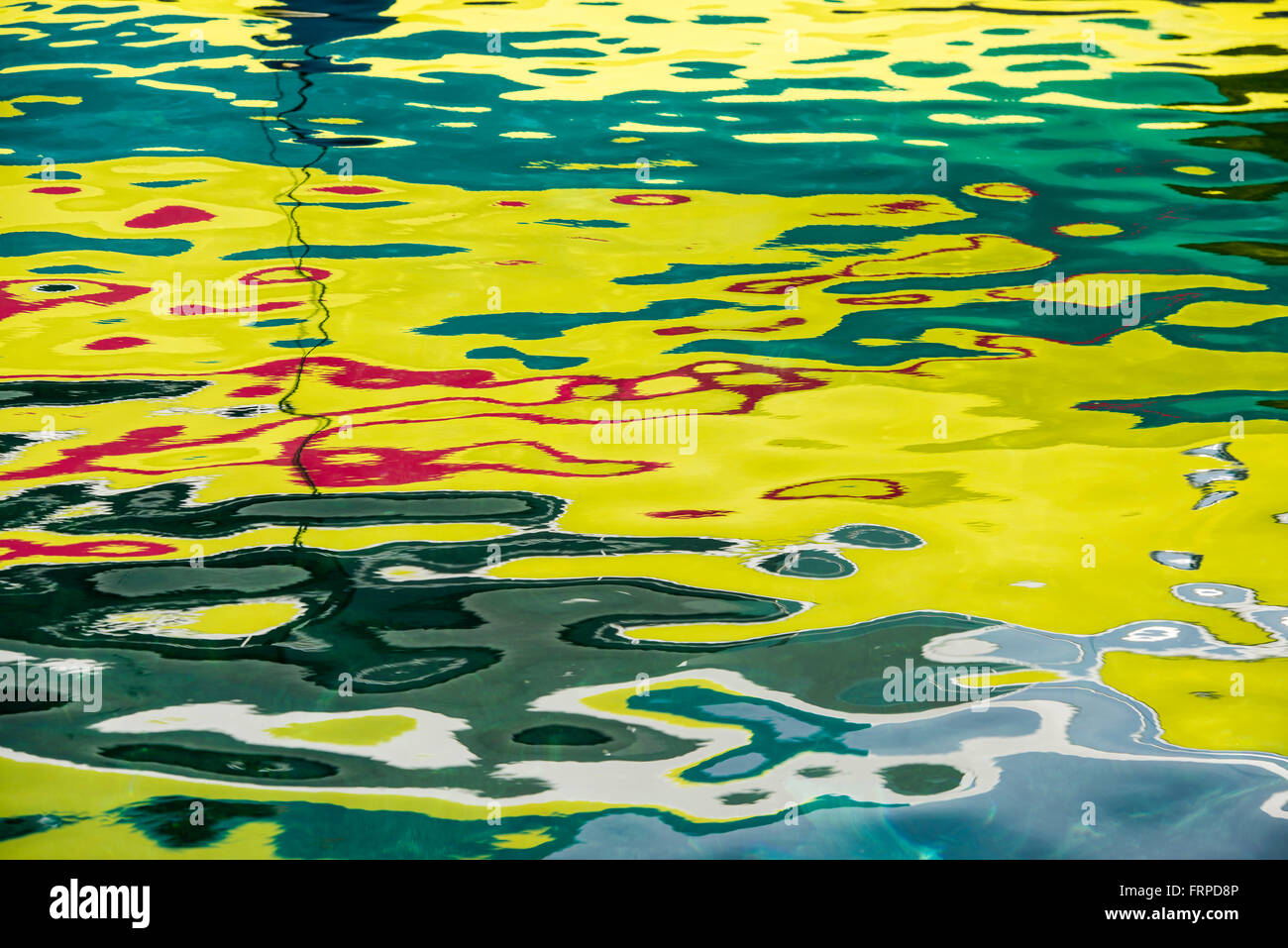 Colorido reflejo sobre el agua Foto de stock
