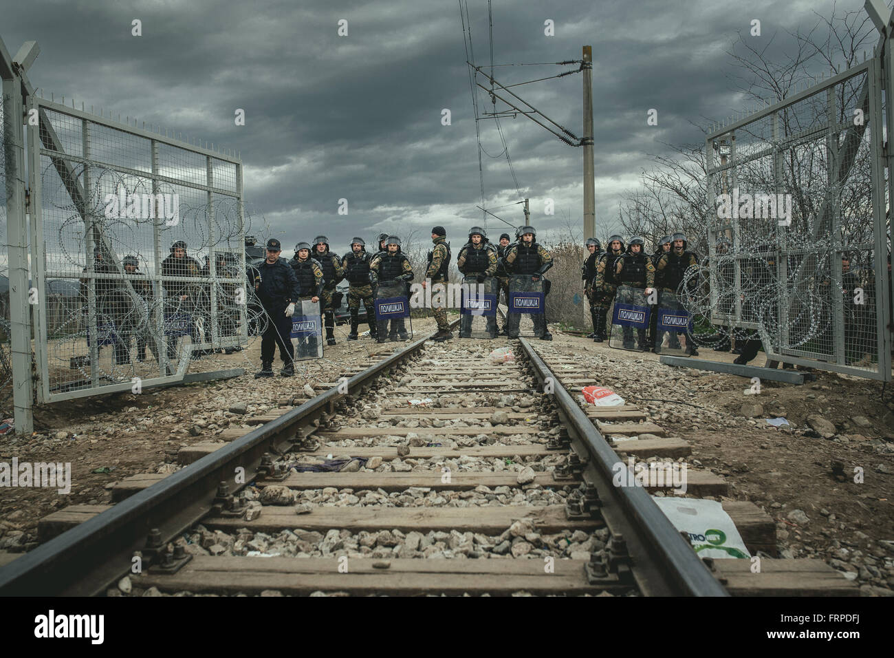 Idomeni campamento de refugiados en la frontera macedonia Griega, las fuerzas de seguridad macedonias están asegurando el tránsito de un tren de mercancías Foto de stock