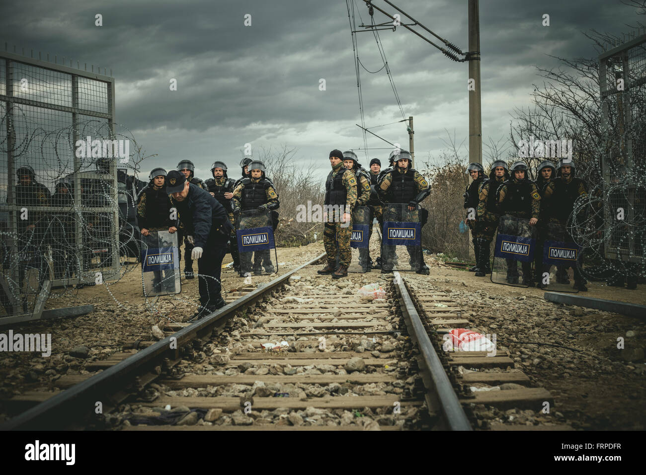 Idomeni campamento de refugiados en la frontera macedonia Griega, las fuerzas de seguridad macedonias están asegurando el tránsito de un tren de mercancías Foto de stock