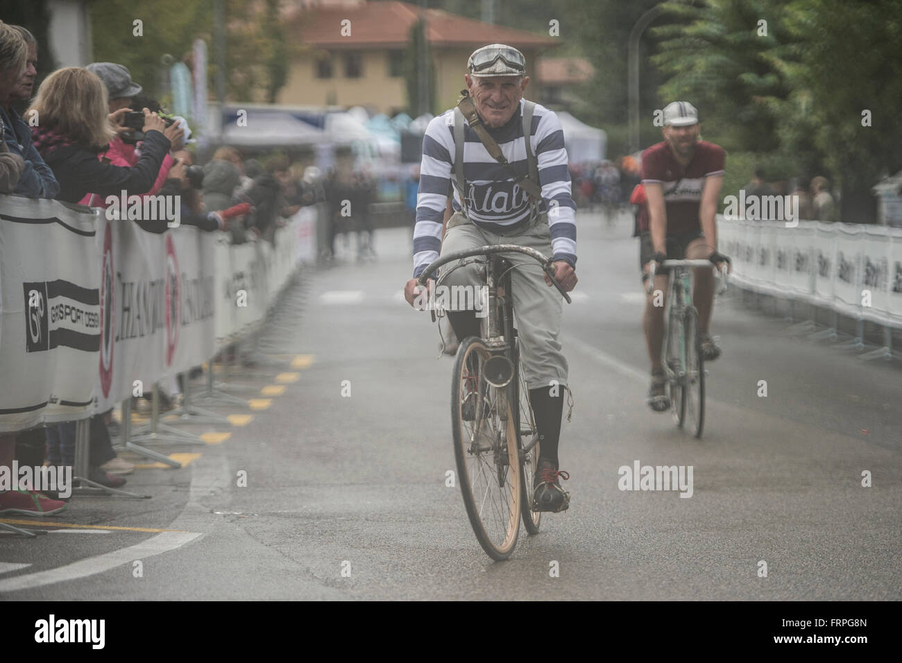 Eroica es un ciclista que tiene lugar desde 1997 en la provincia de Siena, con rutas que tienen lugar principalmente en caminos de tierra con bicicletas vintage. Foto de stock