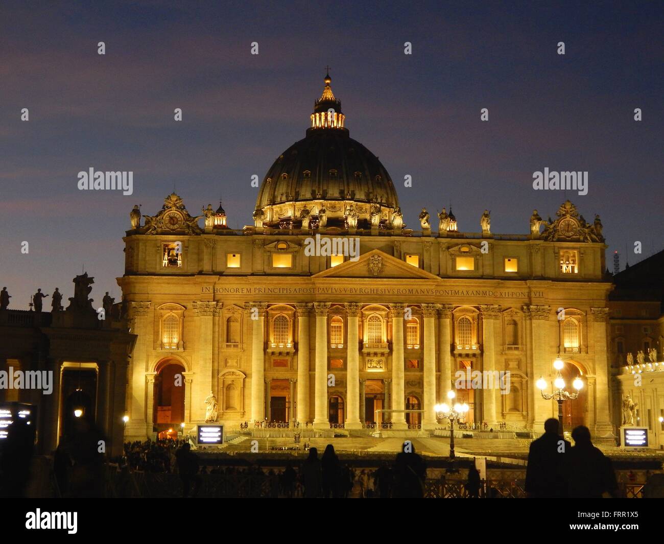 La Basílica de San Pedro (Basilica di San Pietro), en Roma, es el de la Cristiandad - Motherchurch aquí por la noche Foto de stock