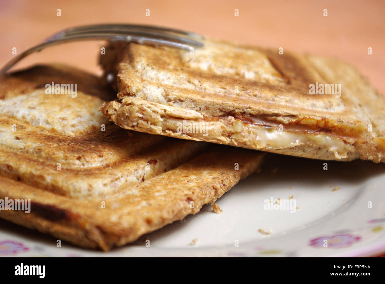 Toast sandwitch en la placa en superficial dof Foto de stock