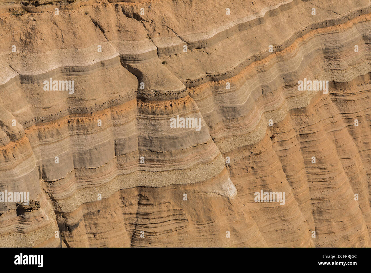 Esculpida y capas de roca de toba Peralta a lo largo de la ranura Canyon Trail en Monumento Nacional Kasha-Katuwe Tent Rocks, Nuevo México, EE.UU. Foto de stock