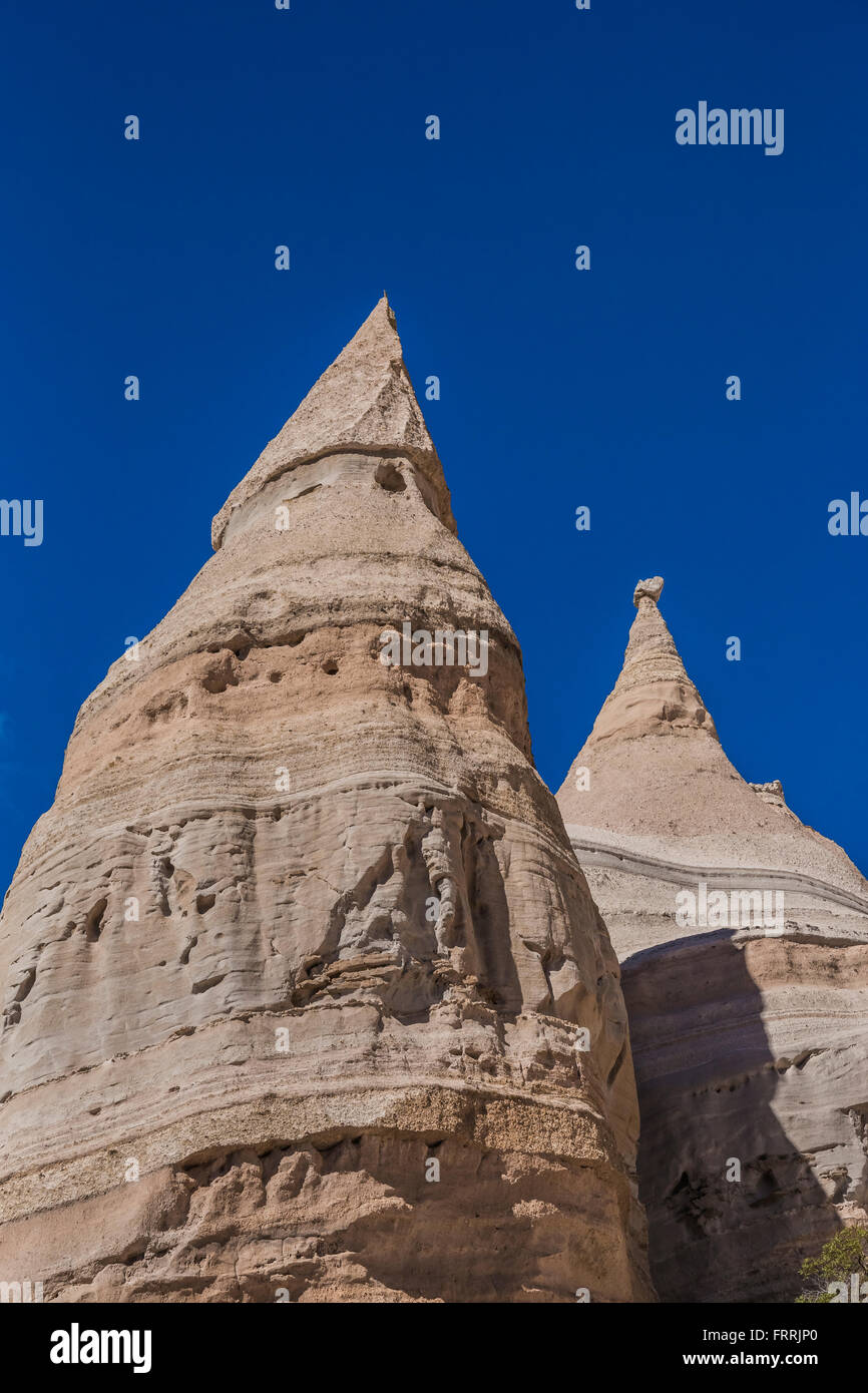 Tienda-shaped hoodoos visto desde la ranura Canyon Trail en Kasha-Katuwe Tent Rocks National Monument en Nuevo México, EE.UU. Foto de stock