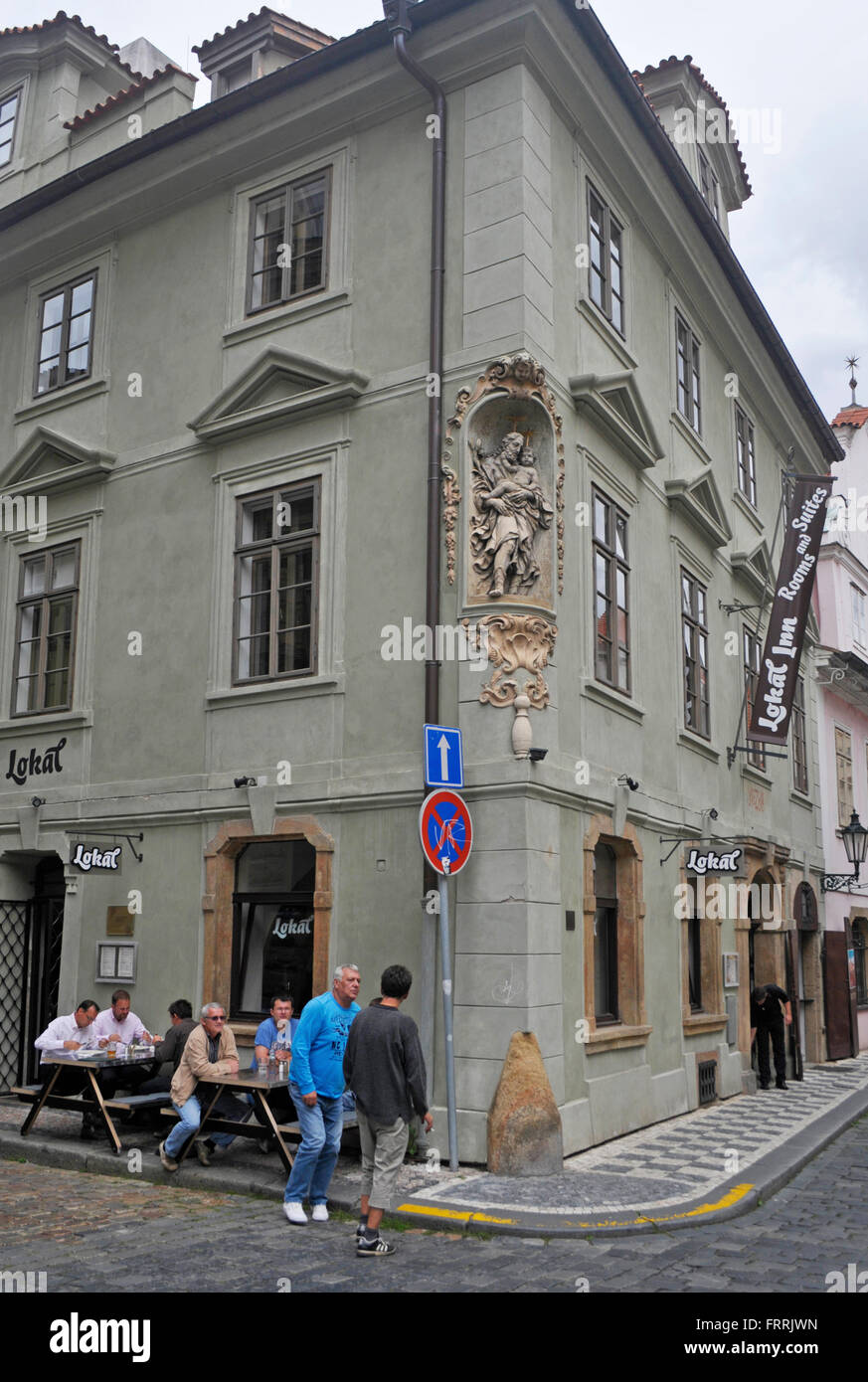 El Lokal Cafe Restaurant , distrito de Kampa, casco antiguo de Praga, República Checa Foto de stock