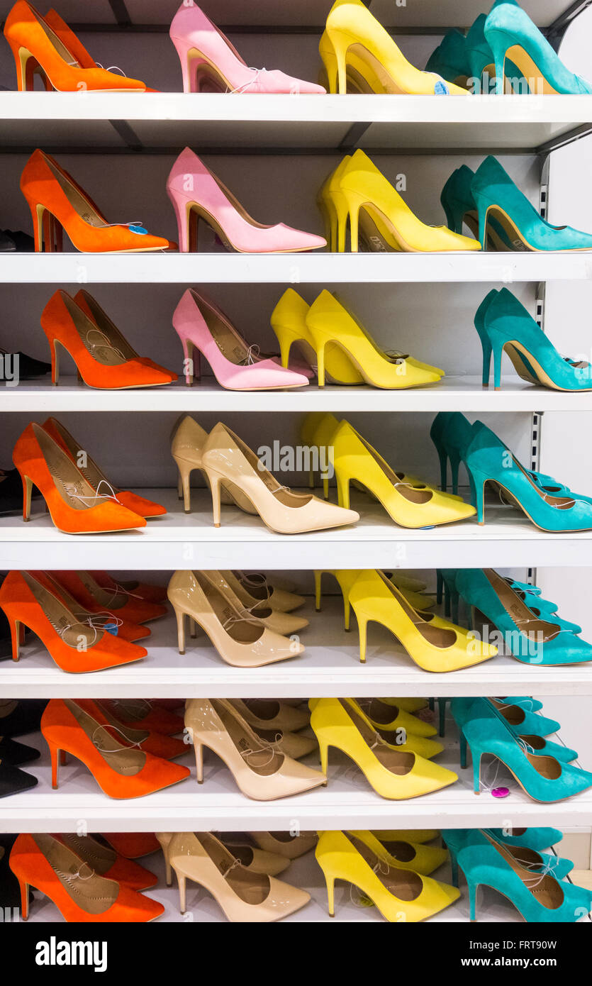 Zapatos de en exhibición Primark store unido Fotografía de stock - Alamy