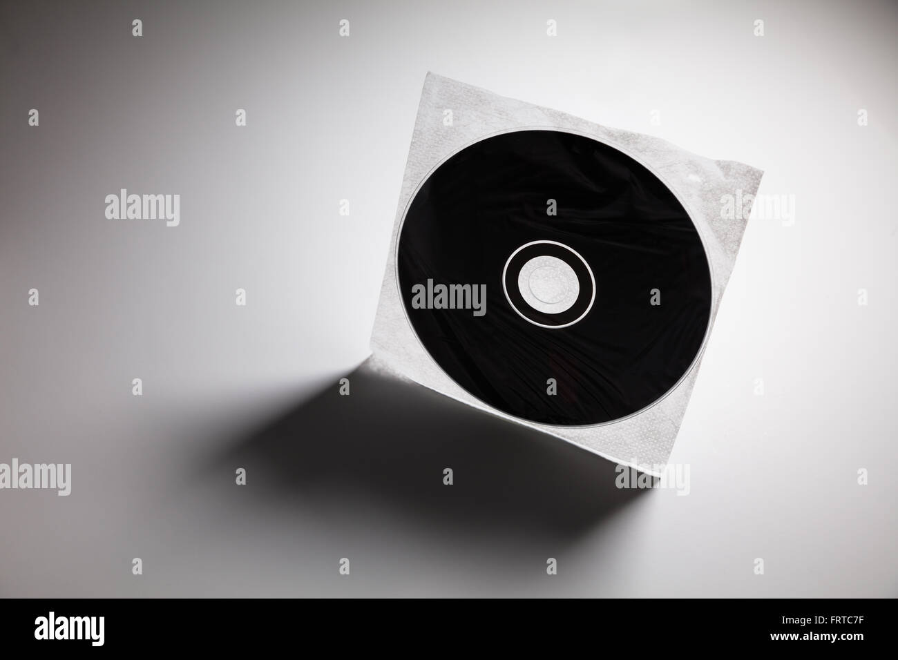 Un CD , DVD disco con sombra oscura , tecnología concepto. Foto de stock