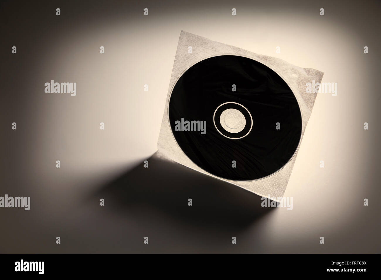 Un CD , DVD disco con sombra oscura , tecnología concepto. Foto de stock