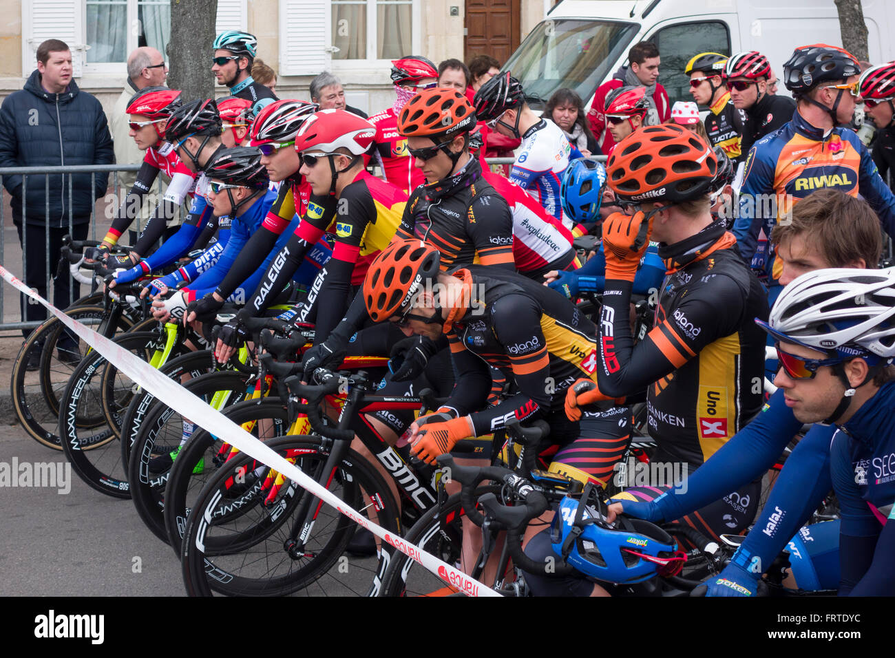 Evento deportivo línea de salida ciclistas profesionales fotografías e  imágenes de alta resolución - Alamy