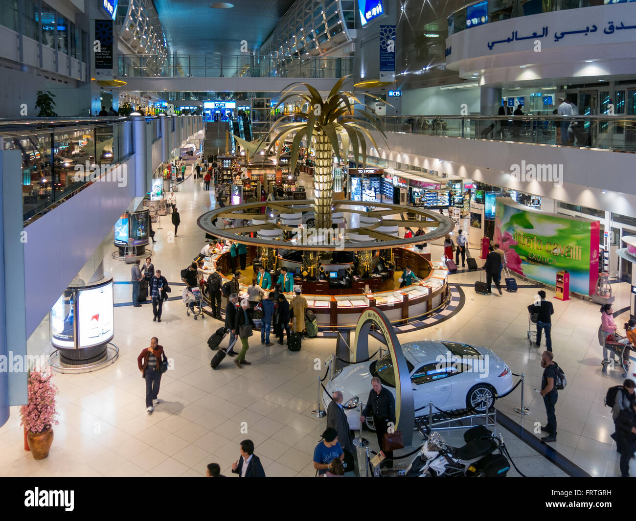 Centro comercial en el hall de la terminal del aeropuerto internacional de Dubai, Emiratos