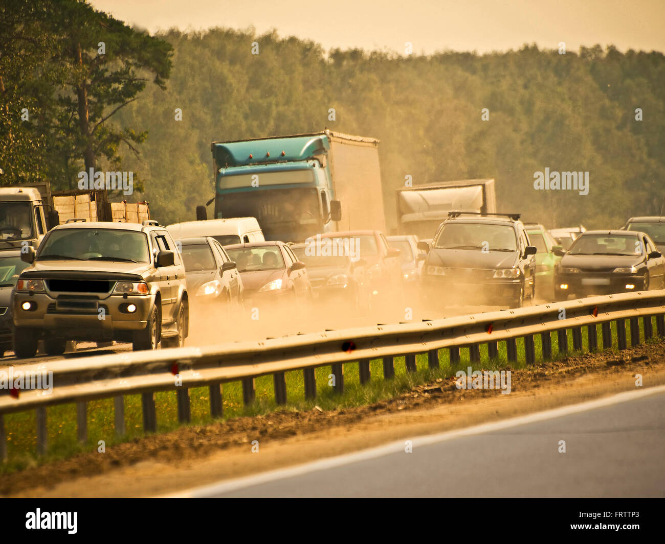El tráfico atascado, el polvo y el smog Foto de stock