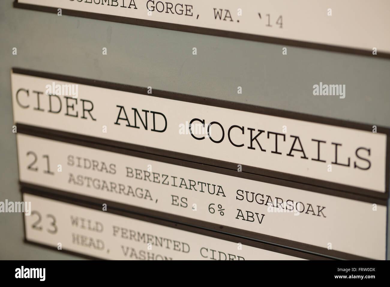 PORTLAND, OR - Octubre 24, 2015: la sidra menú de bebidas y cócteles en Cooper's Hall Taphouse. Foto de stock