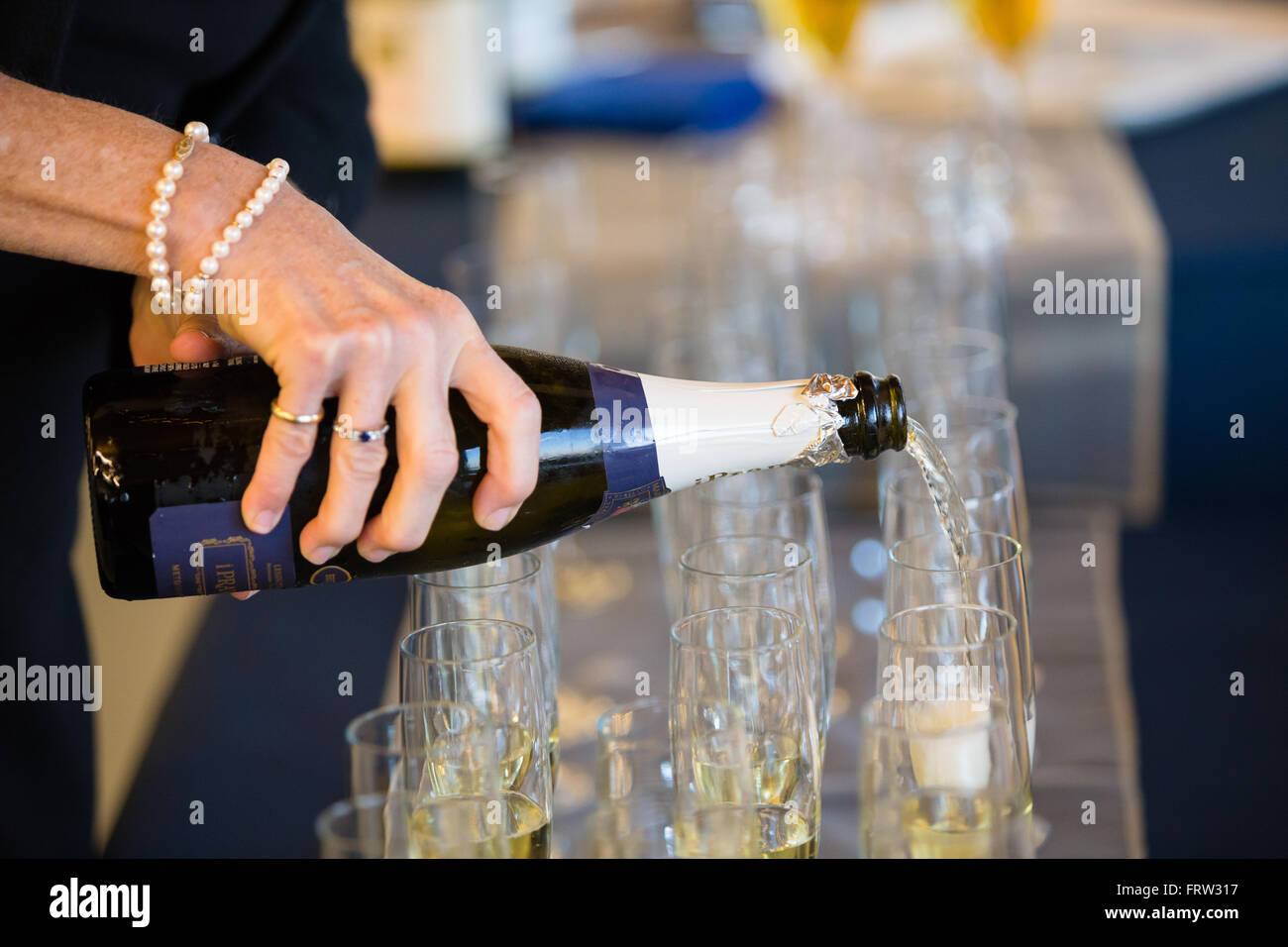 EUGENE, OR - Octubre 3, 2015: Verter champán antes de brindis en una boda para los invitados. Foto de stock