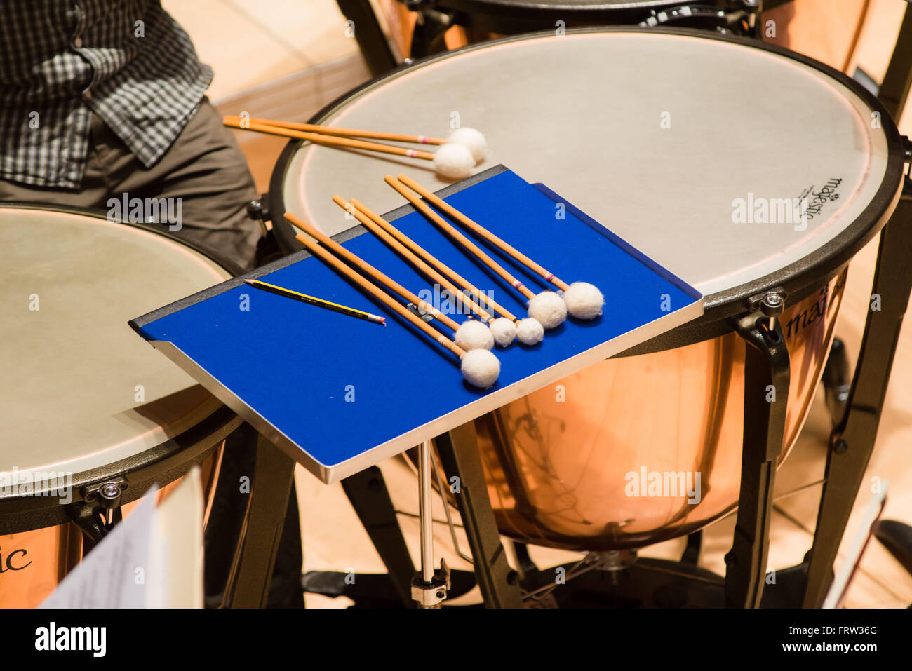 Variedad de palillos de batería disponible para el baterista durante la  orquesta Fotografía de stock - Alamy