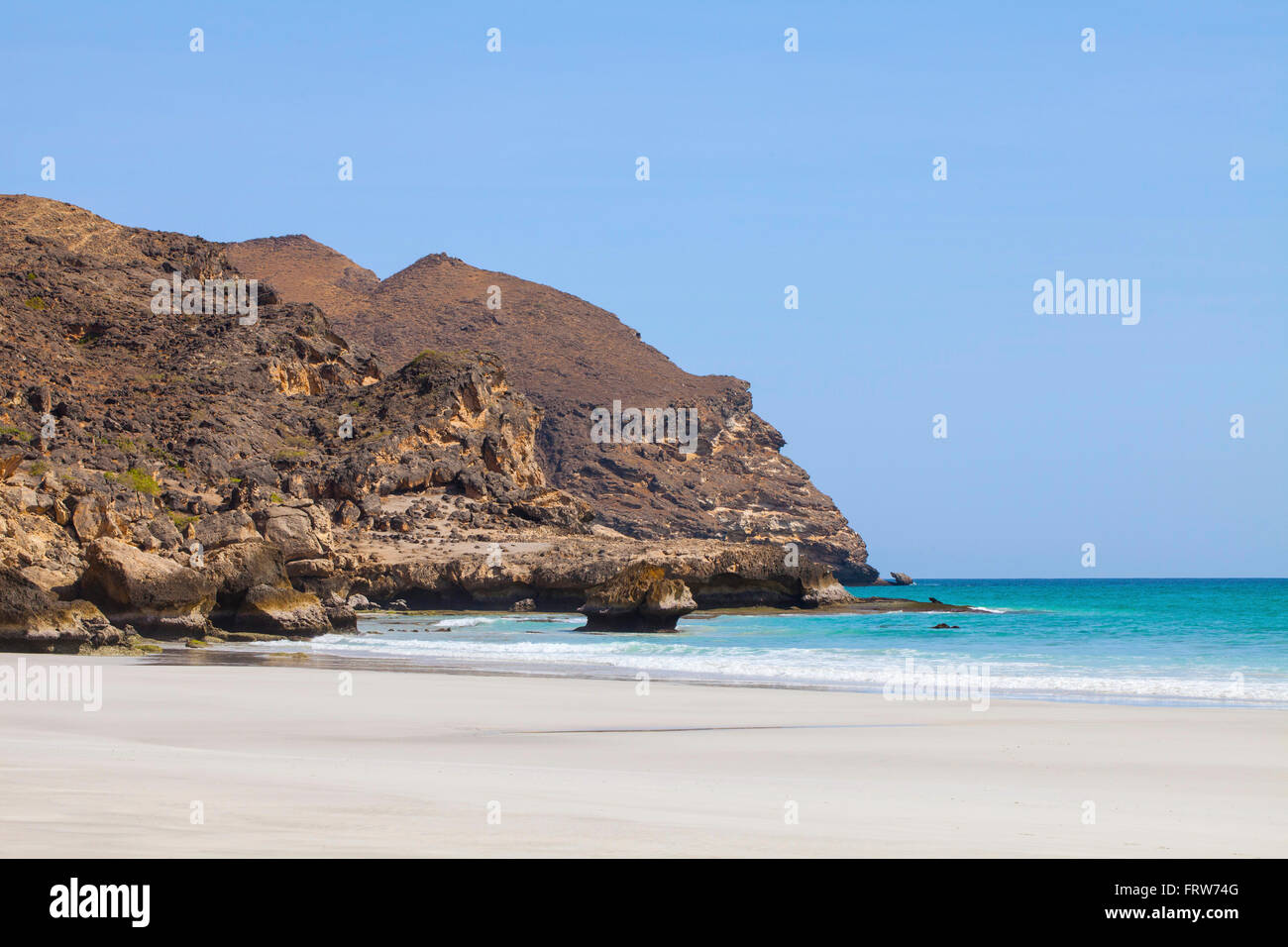 Imagen de la costa cerca de Al Mughsayl, Omán. Foto de stock