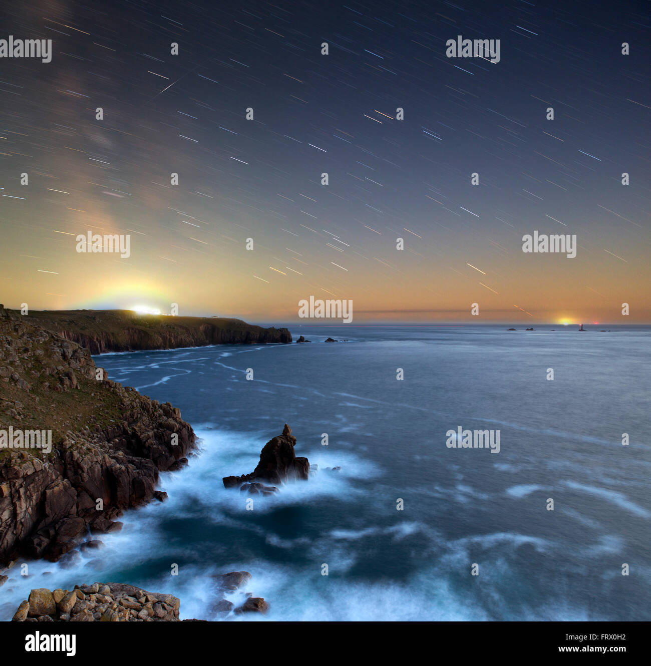 Shooting Star Star Trails Land's End; Cornwall; UK Foto de stock