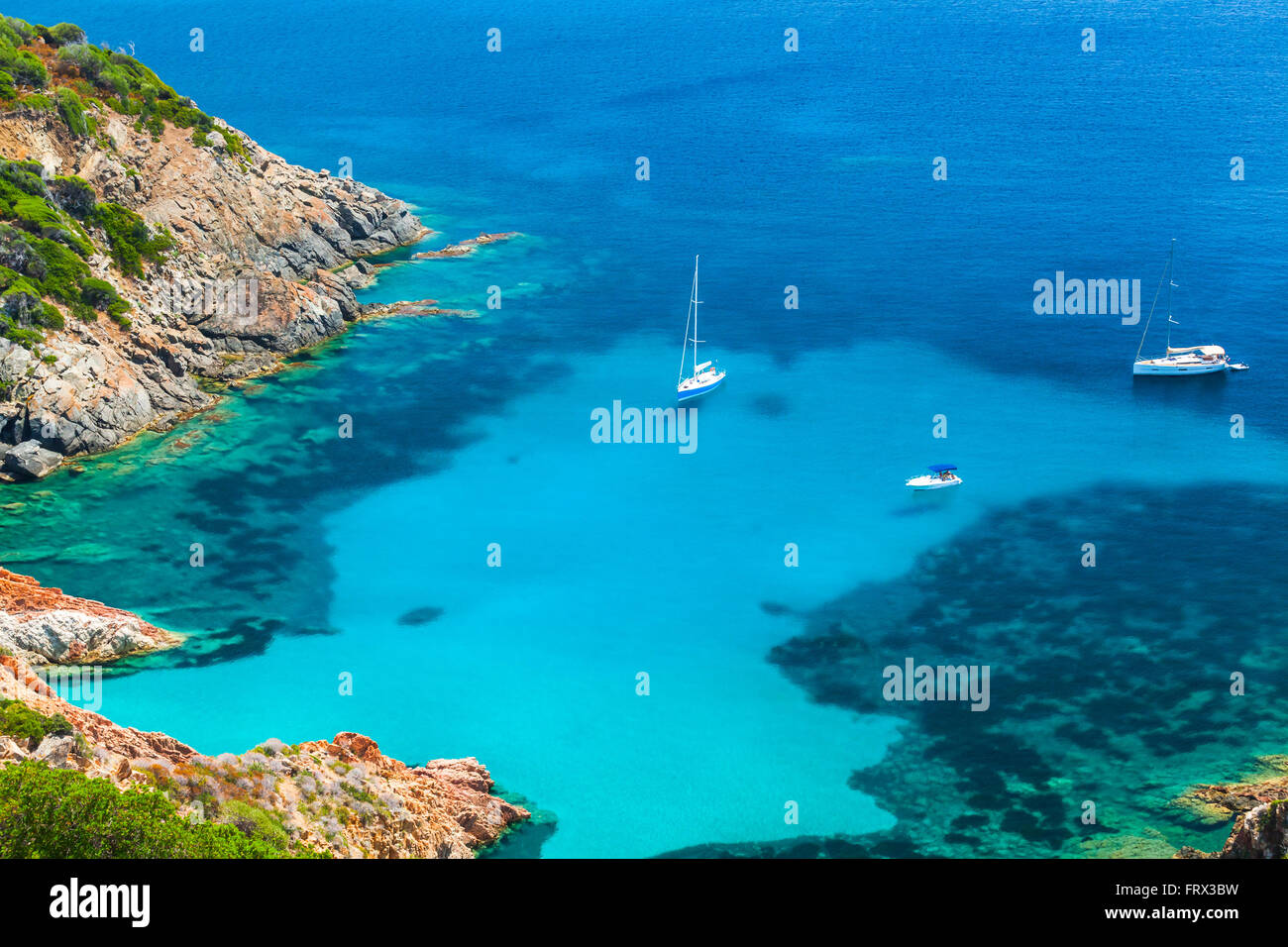 Córcega, isla francesa en el Mar Mediterráneo. Paisaje de verano costero, yates anclados en la bahía azul Foto de stock