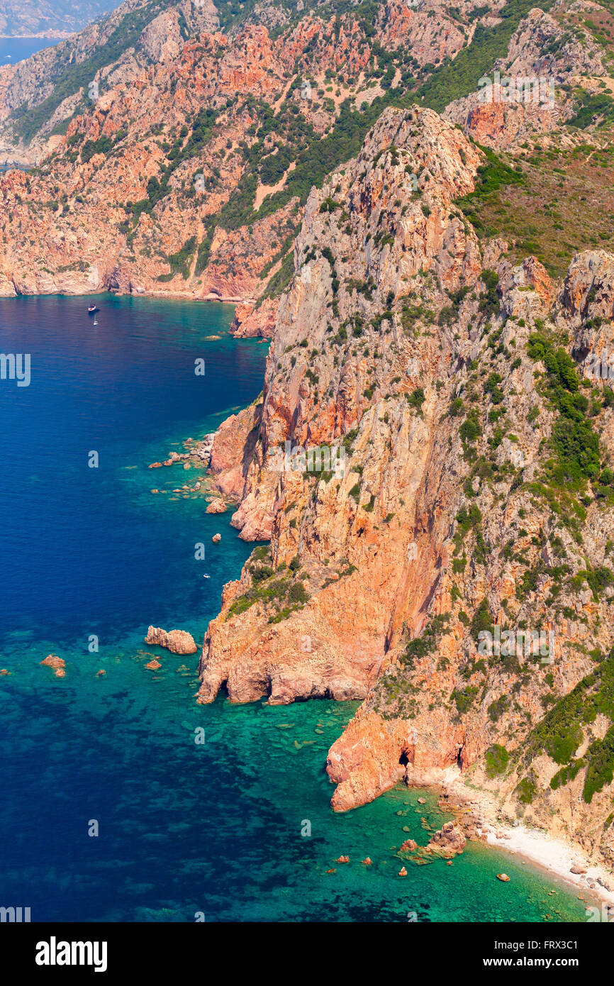 Córcega, isla francesa en el Mar Mediterráneo. Paisaje costero vertical con rocas, a vista de pájaro. Golfo de Porto, vistas de Capo Foto de stock