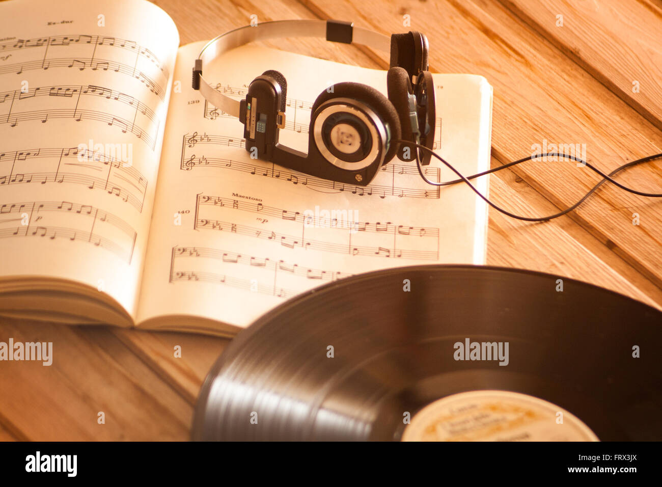 Los discos de vinilo de fondo música Fotografía de stock - Alamy