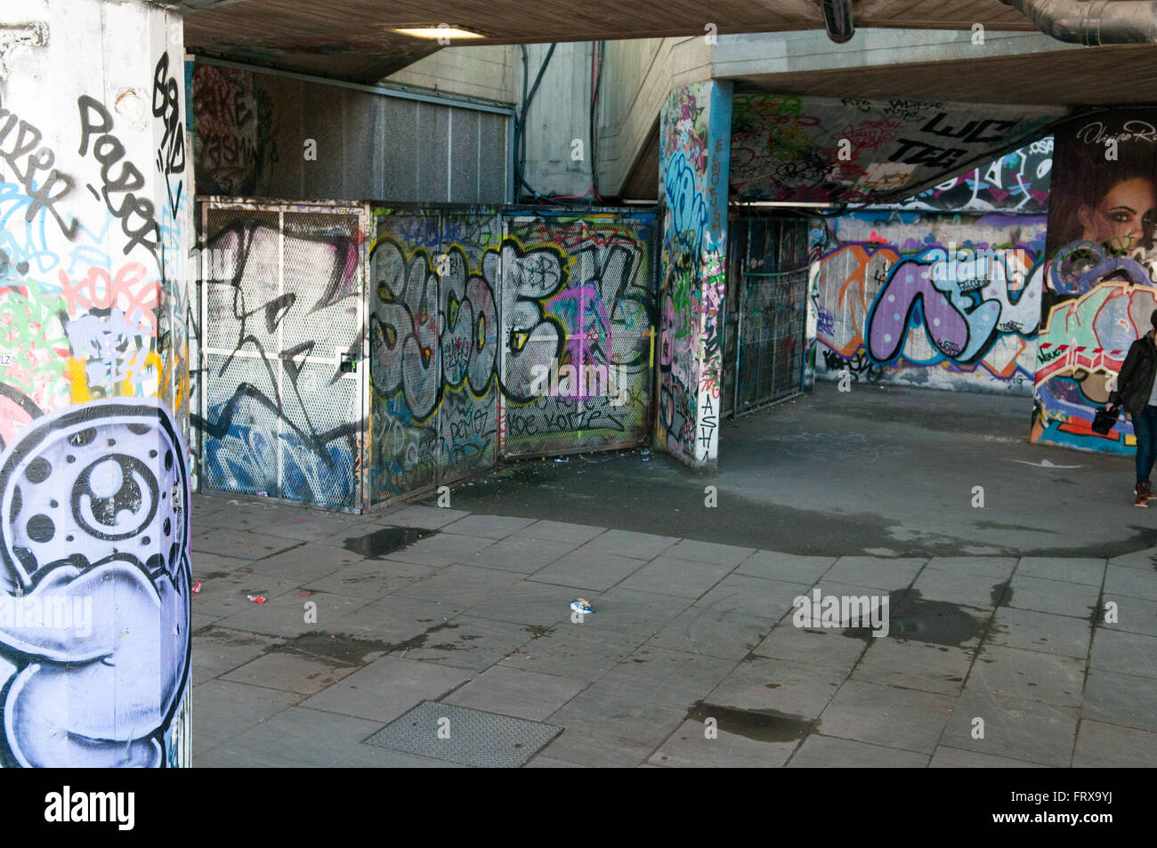 Escena urbana en una ciudad con pintadas en las paredes. Foto de stock