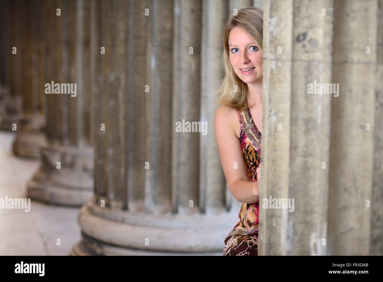 Mujer joven detrás de una columna, Staatliche Antikensammlung, Koenigsplatz, Munich, la Alta Baviera, Baviera, Alemania Foto de stock