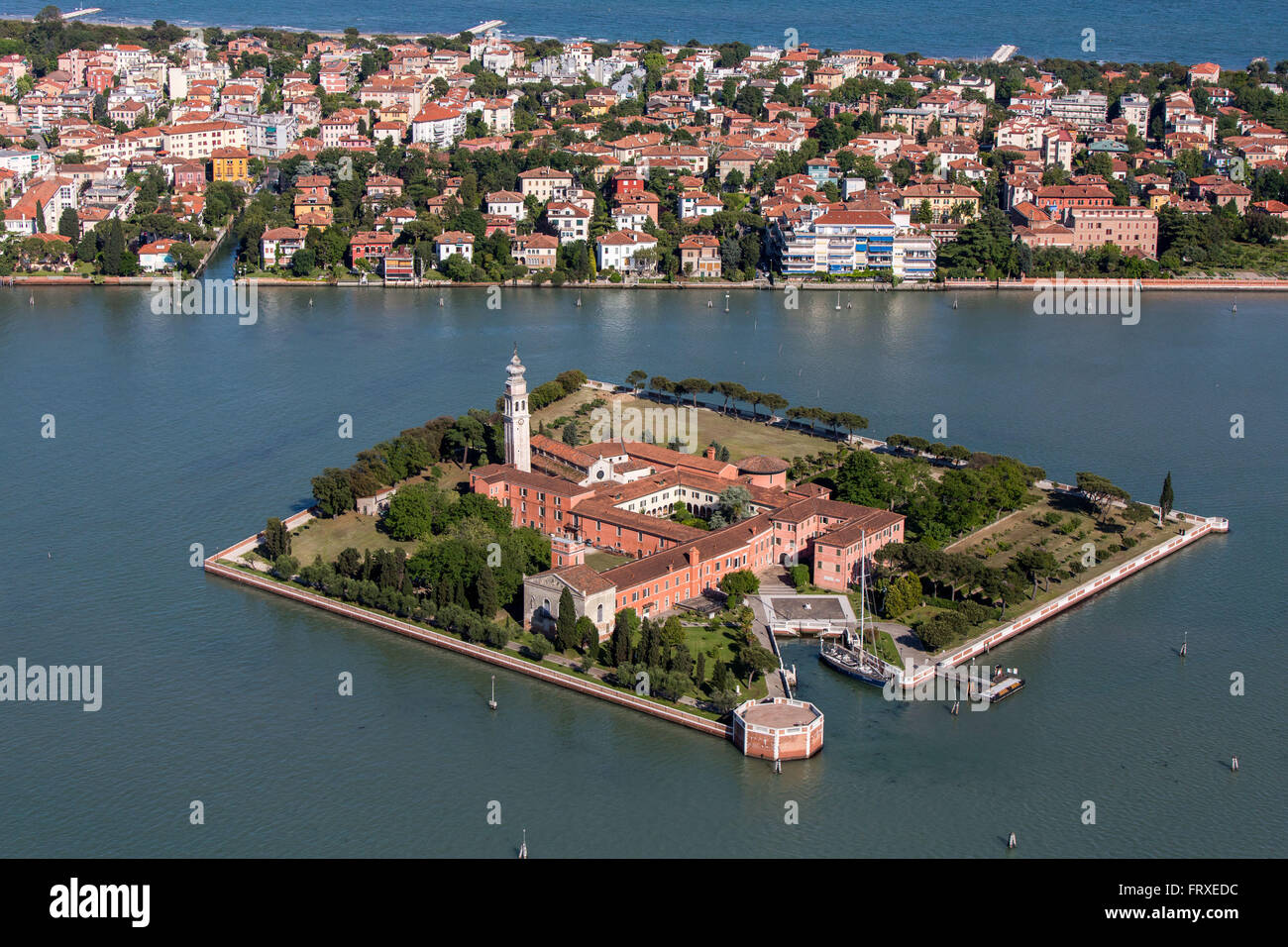 Vista aérea de Venecia, la isla de San Lazzaro con monasterio, Lido, Mediterráneo, Venecia, Véneto, Italia Foto de stock