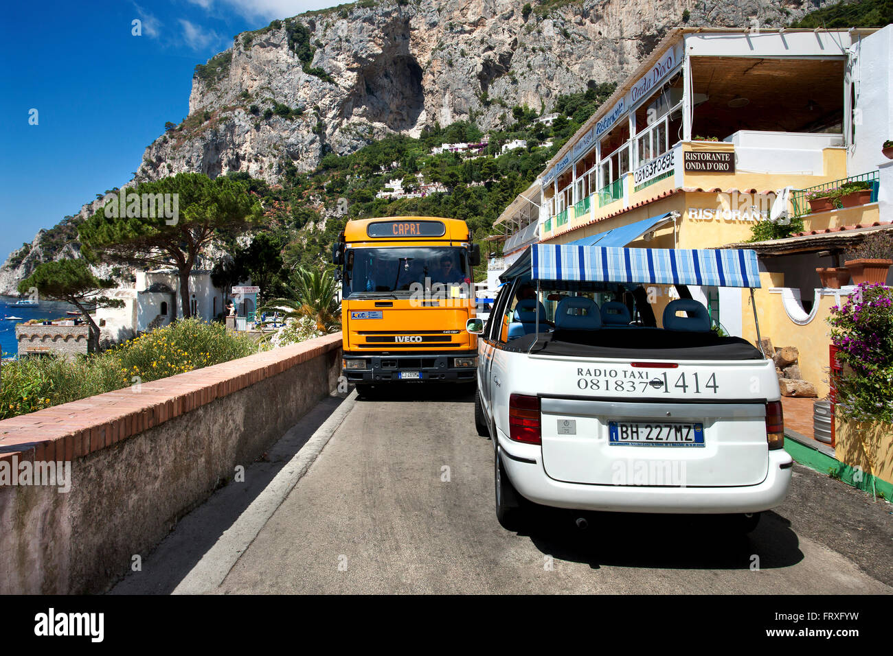 Autobús y taxi en un camino estrecho, Capri, la Bahía de Nápoles, Campania, Italia Foto de stock