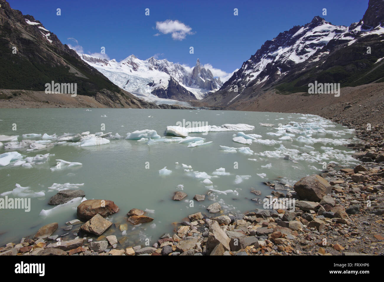 Cerro Torre y Laguna Torre, pequeños icebergs; con el Cerro Grande, Cerro Doblado, Cerro Adela; Argentinia, Patagonia Foto de stock