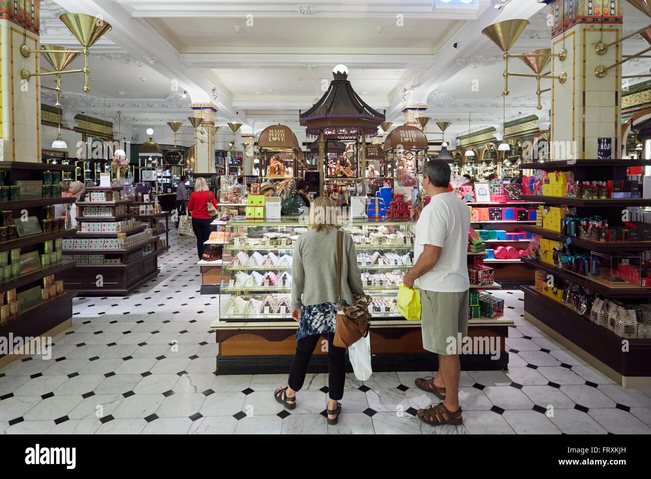 El interior de la tienda Harrods, caramelos y dulces área en Londres Foto de stock