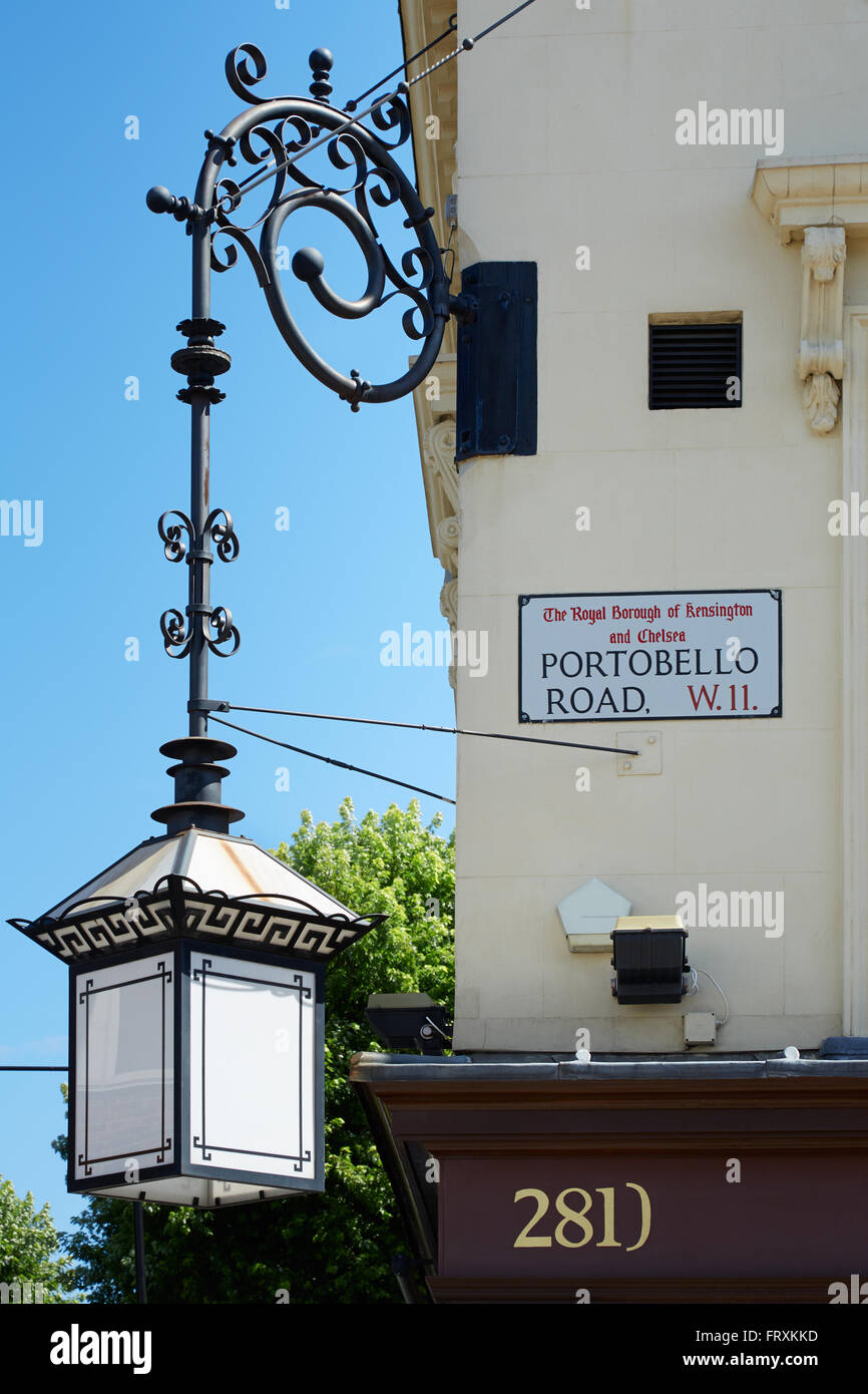 Signo de la calle Portobello Road y Old Street lamp en Londres Foto de stock
